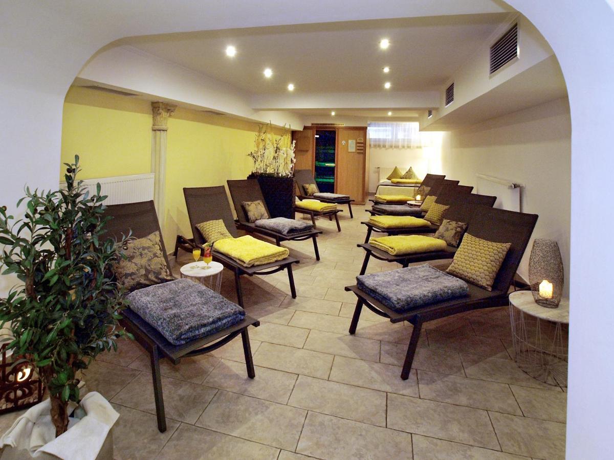 Hotel Restaurant Zum Goldenen Anker Mit Hallenbad & Wellnessbereich Windorf  Exterior foto